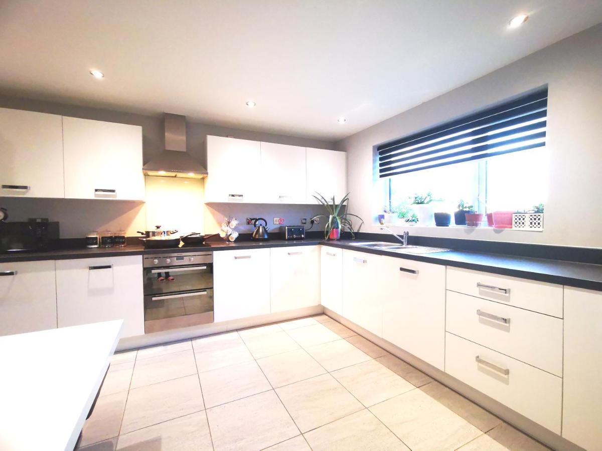 The Lawnswood - Central Manchester Holiday Home With Free Parking Buitenkant foto