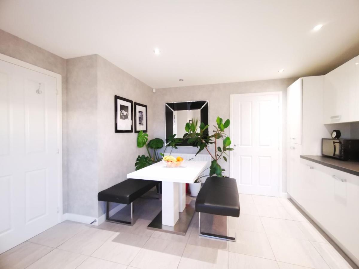 The Lawnswood - Central Manchester Holiday Home With Free Parking Buitenkant foto