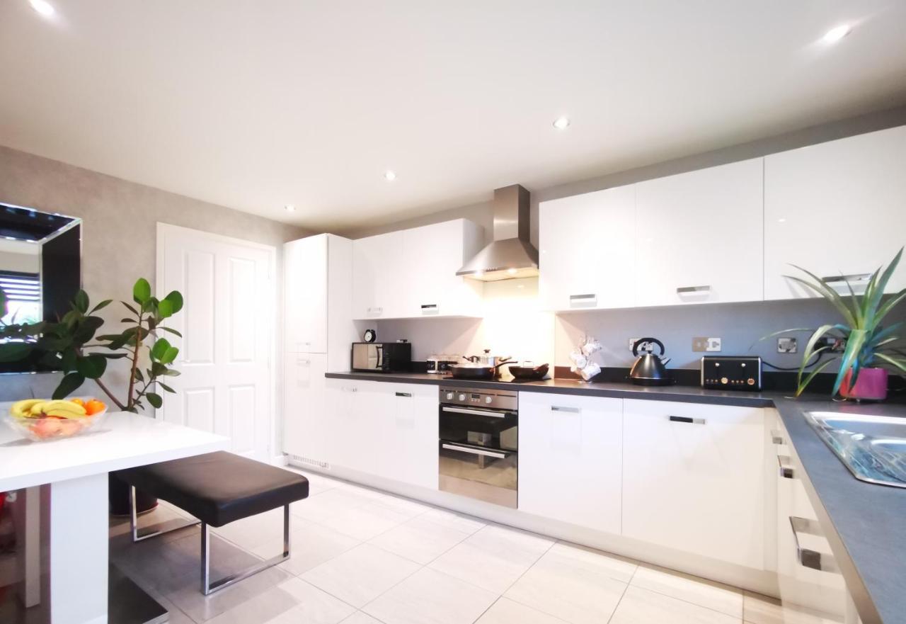 The Lawnswood - Central Manchester Holiday Home With Free Parking Buitenkant foto